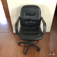 Lote 019 - 2 Sillas ejecutivas con ruedas, descansabrazos, asiento y respaldo en piel color negro