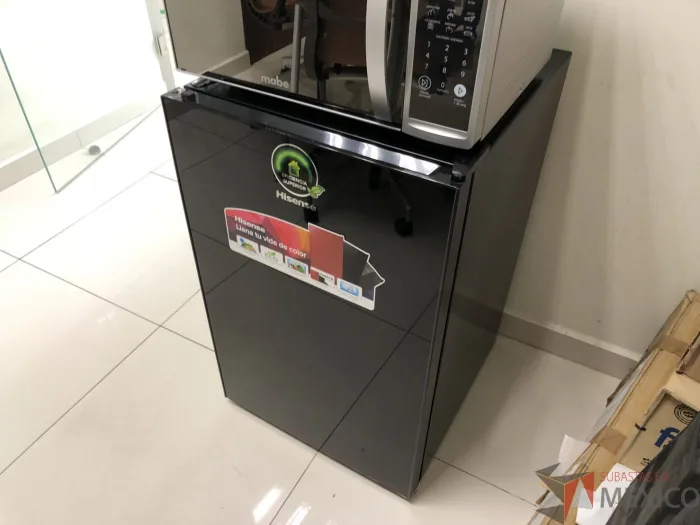 Lote 043 - Frigobar marca HISENSE