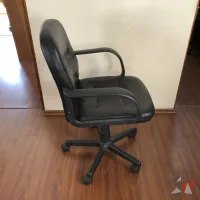 Lote 019 - 2 Sillas ejecutivas con ruedas, descansabrazos, asiento y respaldo en piel color negro - Imagen 3