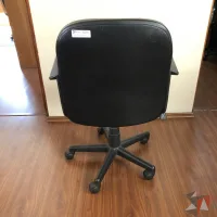 Lote 019 - 2 Sillas ejecutivas con ruedas, descansabrazos, asiento y respaldo en piel color negro - Imagen 4
