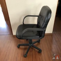 Lote 019 - 2 Sillas ejecutivas con ruedas, descansabrazos, asiento y respaldo en piel color negro - Imagen 5