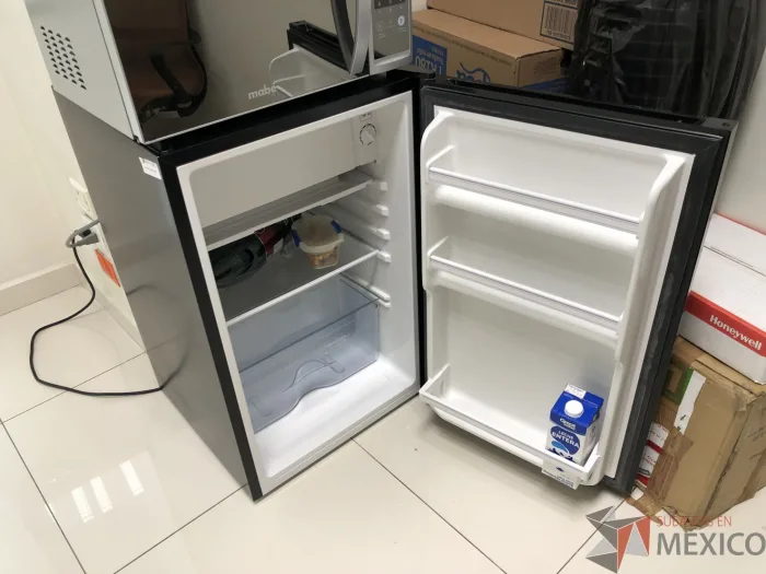 Lote 043 - Frigobar marca HISENSE - Imagen 3