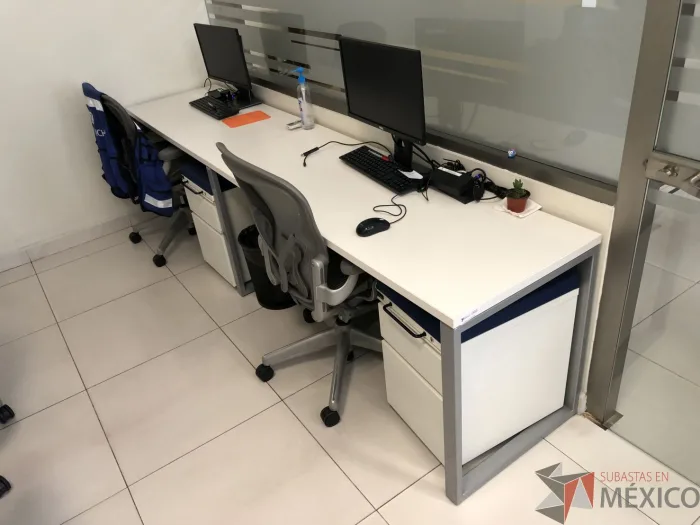 Lote 018 - Mesa de trabajo para 2 personas
