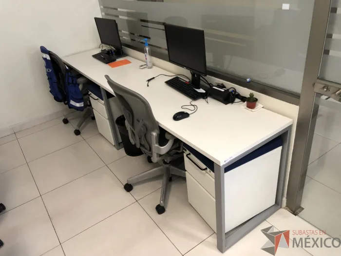 Lote 018 - Mesa de trabajo para 2 personas - Imagen 5