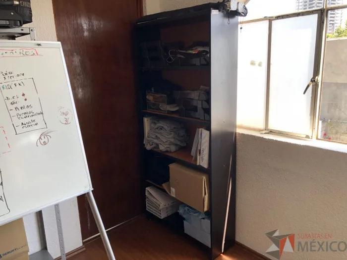 Lote 022 - Librero con 4 entrepaños