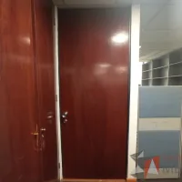 Lote 021 - 5 Puertas de madera, con chapa. - Imagen 9