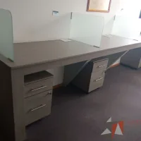 Lote 024 - Estación de trabajo para 3 personas con cristal templado y 3 archiveros.