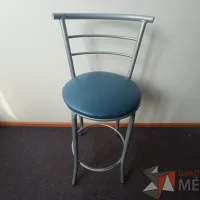 Lote 107 - 3 Sillas altas de estructura metálica con cojín azul.