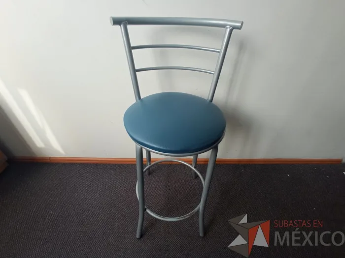 Lote 107 - 3 Sillas altas de estructura metálica con cojín azul.