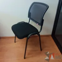 Lote 095- 2 Sillas fijas, respaldo en malla, asiento en tela, con estructura metálica. - Imagen 3