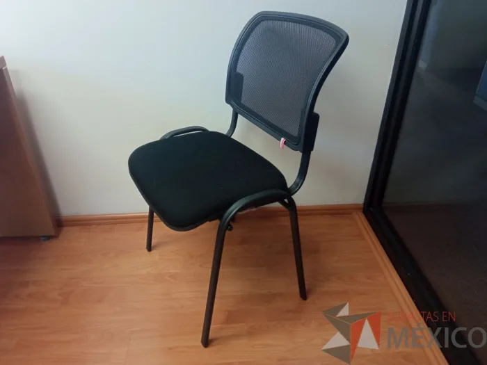 Lote 095- 2 Sillas fijas, respaldo en malla, asiento en tela, con estructura metálica. - Imagen 3