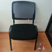 Lote 095- 2 Sillas fijas, respaldo en malla, asiento en tela, con estructura metálica.