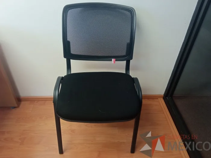 Lote 095- 2 Sillas fijas, respaldo en malla, asiento en tela, con estructura metálica.