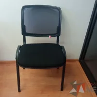 Lote 087- 2 Sillas fijas, respaldo en malla, asiento en tela, con estructura metálica.