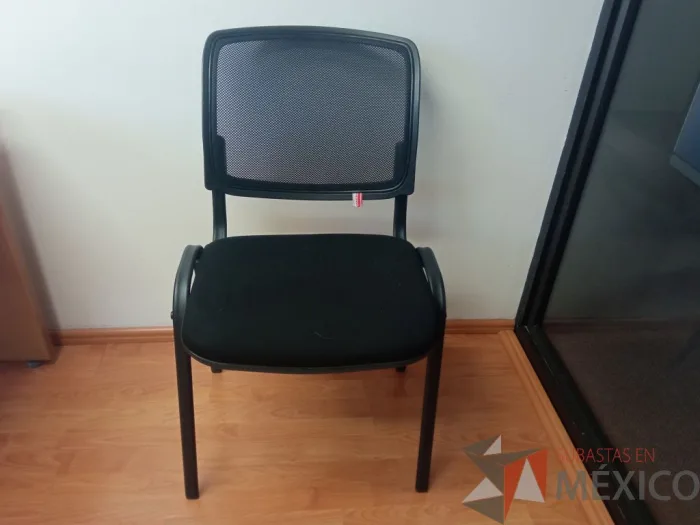 Lote 087- 2 Sillas fijas, respaldo en malla, asiento en tela, con estructura metálica.
