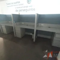Lote 010 - Estación de trabajo para 4 personas, con mamparas de tela y con 4 archiveros verticales de pedestal - Imagen 4