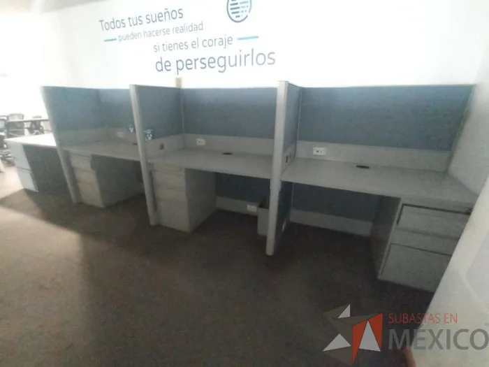 Lote 010 - Estación de trabajo para 4 personas, con mamparas de tela y con 4 archiveros verticales de pedestal - Imagen 4