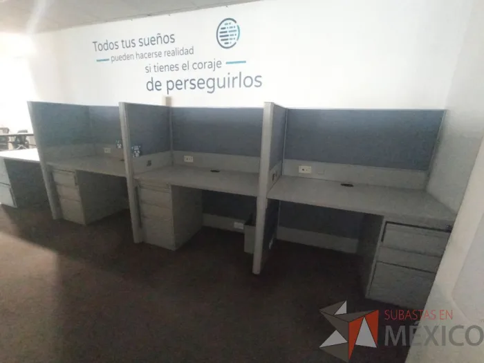 Lote 010 - Estación de trabajo para 4 personas, con mamparas de tela y con 4 archiveros verticales de pedestal - Imagen 3
