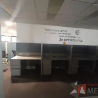 Lote 010 - Estación de trabajo para 4 personas, con mamparas de tela y con 4 archiveros verticales de pedestal - Imagen 2