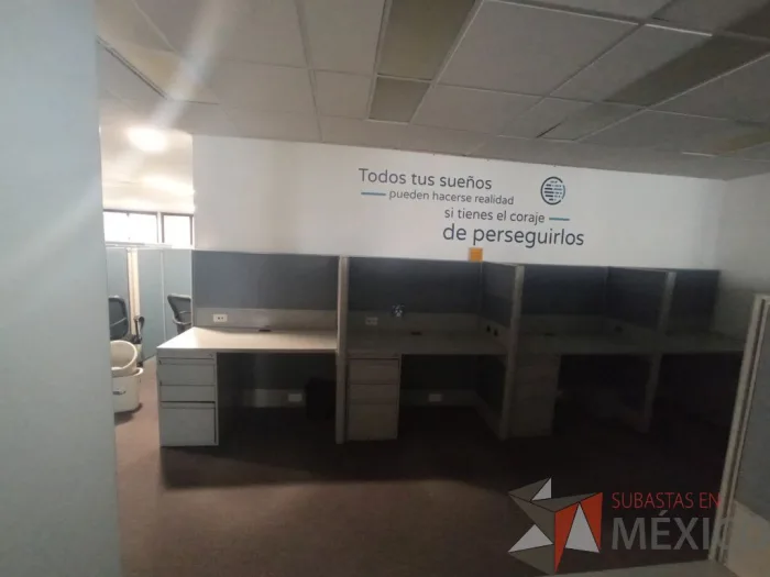 Lote 010 - Estación de trabajo para 4 personas, con mamparas de tela y con 4 archiveros verticales de pedestal - Imagen 2