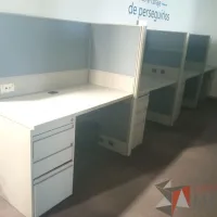 Lote 010 - Estación de trabajo para 4 personas, con mamparas de tela y con 4 archiveros verticales de pedestal