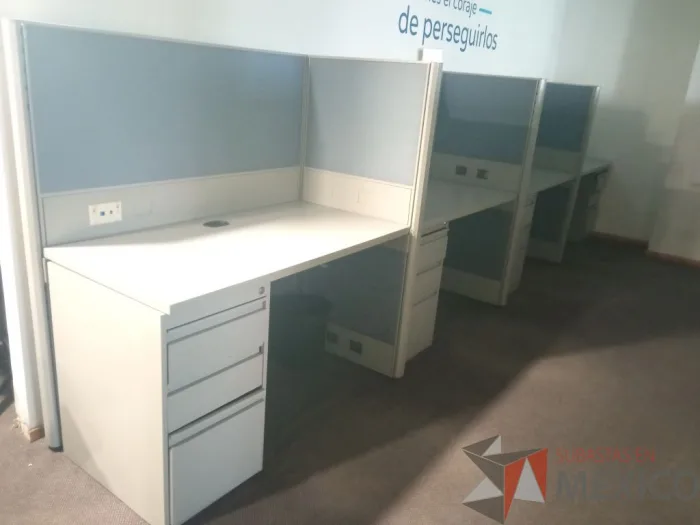 Lote 010 - Estación de trabajo para 4 personas, con mamparas de tela y con 4 archiveros verticales de pedestal - Imagen 5