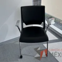 Lote 006 - 2 Sillas de visita con ruedas, descansabrazos, asiento y respaldo color negro