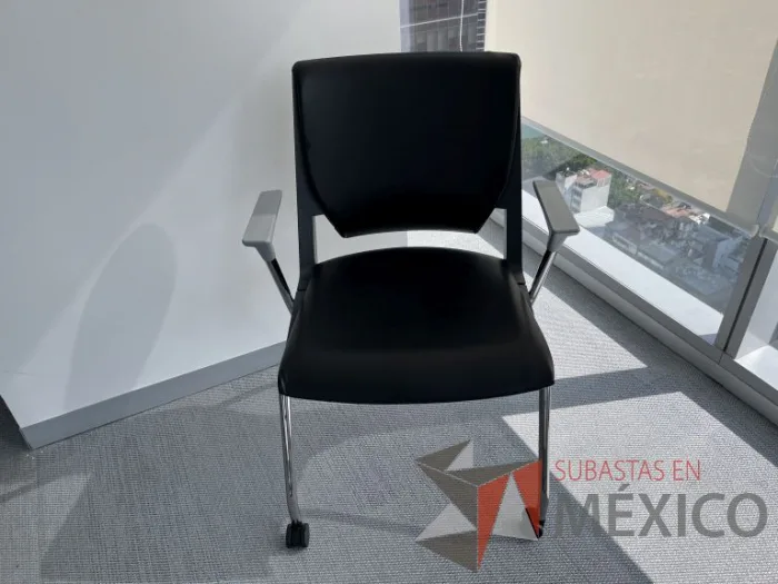 Lote 006 - 2 Sillas de visita con ruedas, descansabrazos, asiento y respaldo color negro