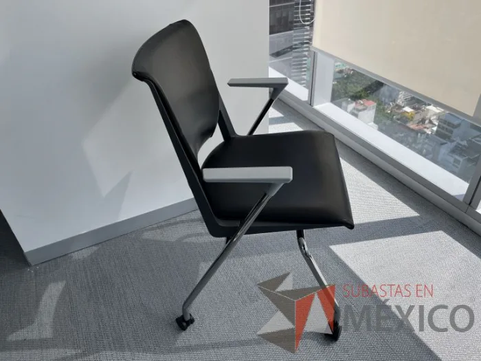 Lote 006 - 2 Sillas de visita con ruedas, descansabrazos, asiento y respaldo color negro - Imagen 3