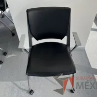 Lote 006 - 2 Sillas de visita con ruedas, descansabrazos, asiento y respaldo color negro - Imagen 7