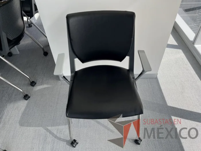 Lote 006 - 2 Sillas de visita con ruedas, descansabrazos, asiento y respaldo color negro - Imagen 7