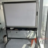Lote 010 - Pizarrón electrónico con estructura metálica
