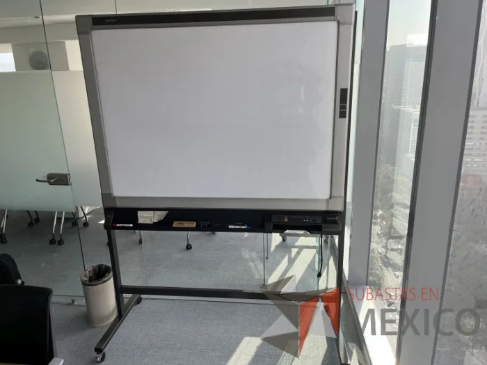 Lote 010 - Pizarrón electrónico con estructura metálica