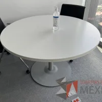 Lote 011 - Mesa circular con base metálica y cubierta color blanco  - Imagen 3