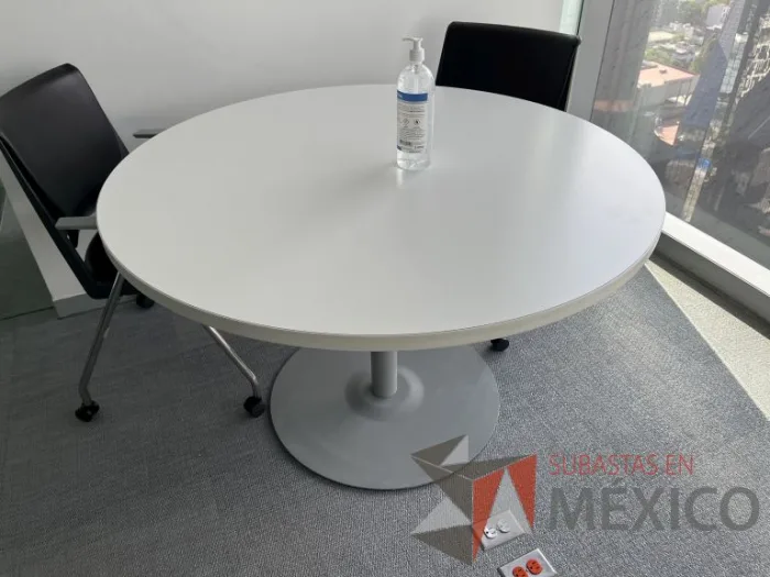 Lote 011 - Mesa circular con base metálica y cubierta color blanco  - Imagen 3