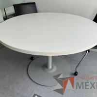 Lote 011 - Mesa circular con base metálica y cubierta color blanco 