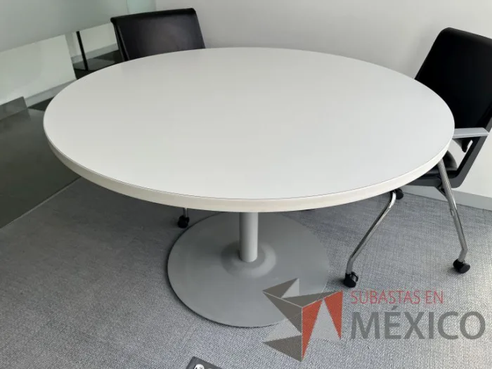 Lote 011 - Mesa circular con base metálica y cubierta color blanco 