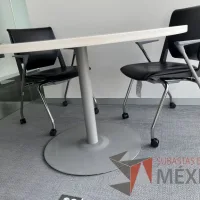 Lote 011 - Mesa circular con base metálica y cubierta color blanco  - Imagen 5