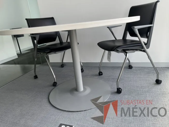 Lote 011 - Mesa circular con base metálica y cubierta color blanco  - Imagen 5