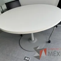 Lote 011 - Mesa circular con base metálica y cubierta color blanco  - Imagen 6
