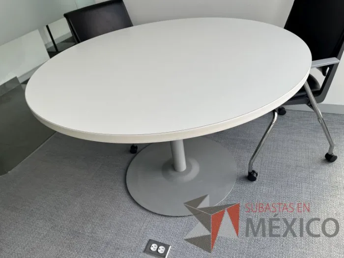 Lote 011 - Mesa circular con base metálica y cubierta color blanco  - Imagen 6