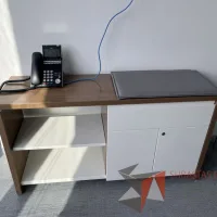 Lote 012 - Credenza de 2 puertas, 1 cajón y 1 entrepaño 