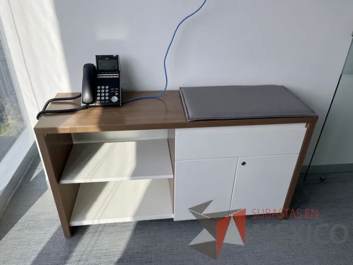 Lote 012 - Credenza de 2 puertas, 1 cajón y 1 entrepaño 