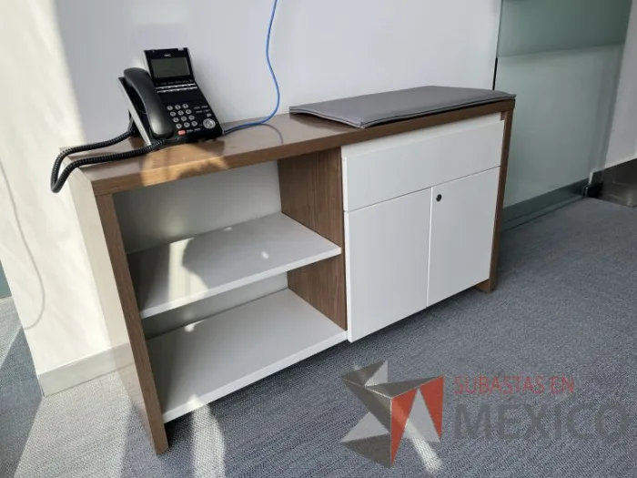 Lote 012 - Credenza de 2 puertas, 1 cajón y 1 entrepaño  - Imagen 4