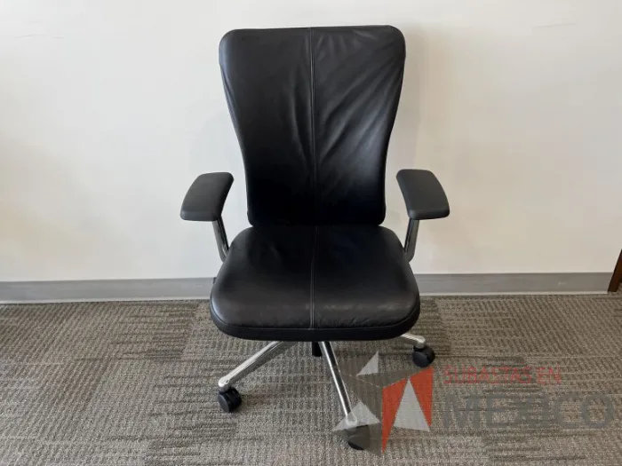 Lote 151 - Silla operativa con ruedas, descansabrazos, asiento y respaldo en piel color negro