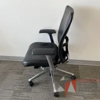 Lote 151 - Silla operativa con ruedas, descansabrazos, asiento y respaldo en piel color negro - Imagen 3