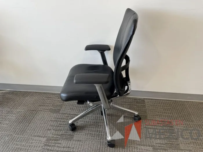 Lote 151 - Silla operativa con ruedas, descansabrazos, asiento y respaldo en piel color negro - Imagen 3