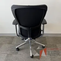 Lote 151 - Silla operativa con ruedas, descansabrazos, asiento y respaldo en piel color negro - Imagen 4