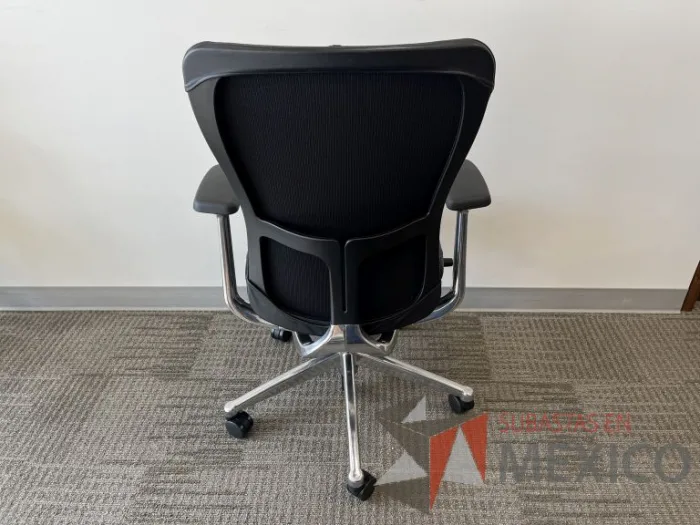 Lote 151 - Silla operativa con ruedas, descansabrazos, asiento y respaldo en piel color negro - Imagen 4