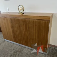 Lote 003 - Credenza de 3 puertas color café - Imagen 2